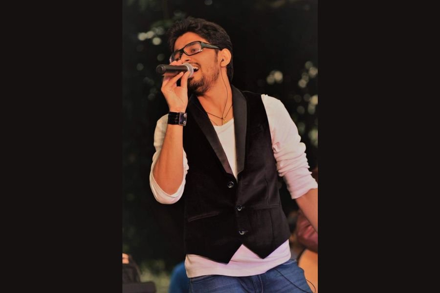 Undiscovered Independent Singer, Songwriter, Composer, Live performer from India – Hrohit Saboo