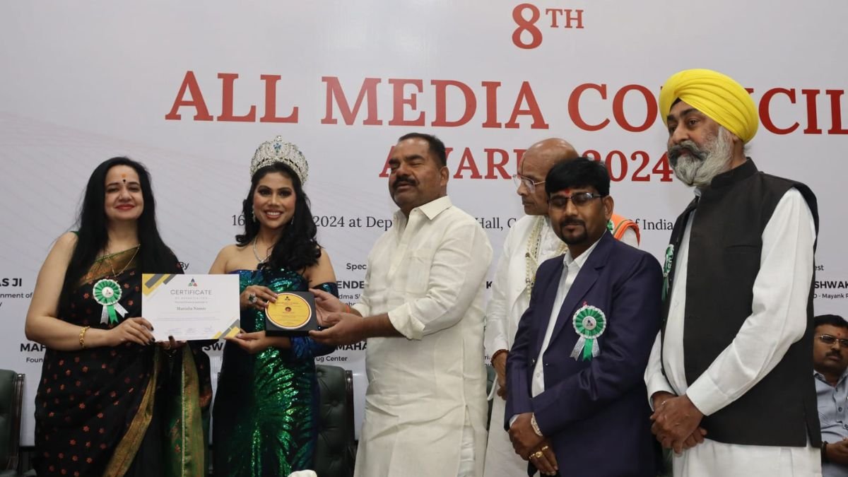 Lucknow based Banker Mrs Manisha Nanoo won ICON of the year award in New Delhi